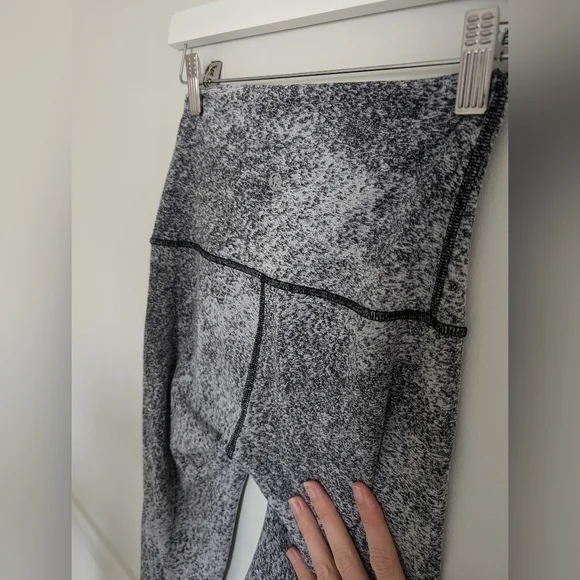 Lululemon Wunder Under Crop (Hi-Rise)Luon Spray Jacquard White Black Sz 4 - Picture 6 of 7